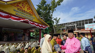 Gubernur Riau Serahkan Ratusan Wakaf Al-Quran di MAN 1 Pekanbaru