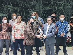 Terima Penghargaan PWI Jaya, Gubernur Anies: Pewarta Bangun Ekosistem Sehat di Jakarta