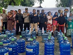Polresta Pekanbaru Bagi-bagi Air Minum di Muara Fajar Timur, Rumbai Barat